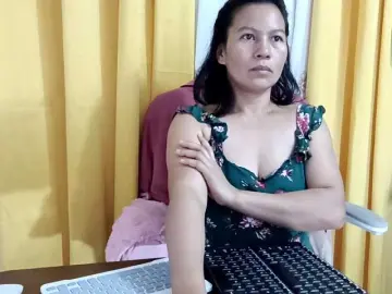 Nemayhottits  live sex cam