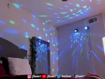 Yiauna  live sex cam