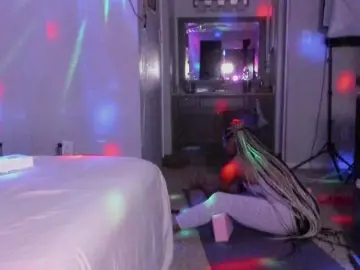 Yiauna  live sex cam
