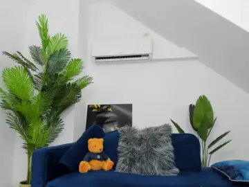 IssaBelle18  live sex cam