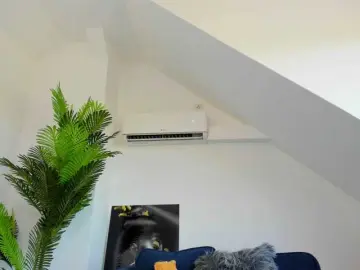 IssaBelle18  live sex cam