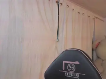 SAAYA-TAY  live sex cam