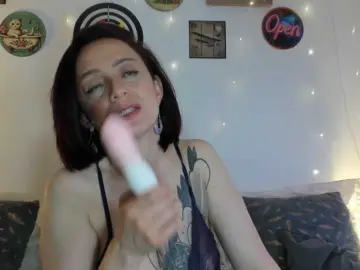 CoralShine80  live sex cam
