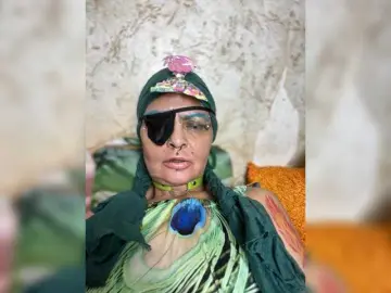 GardenerofIllusions  live sex cam