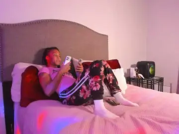 Yiauana  live sex cam