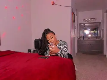 Yiauana  live sex cam