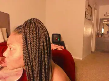 Yiauana  live sex cam