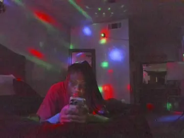 Yiauana  live sex cam