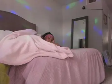 Yiauana  live sex cam