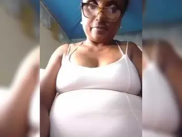 Hotmomsexy  live sex cam