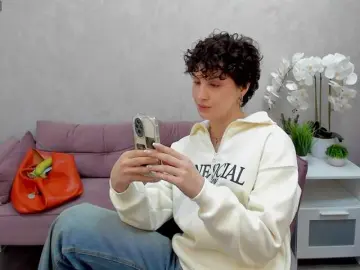 AdelinePerle  live sex cam