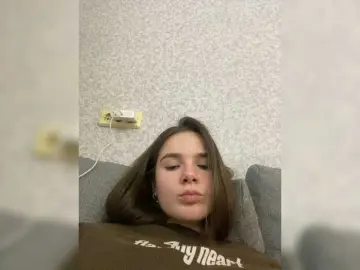 EmiliKiiir  live sex cam