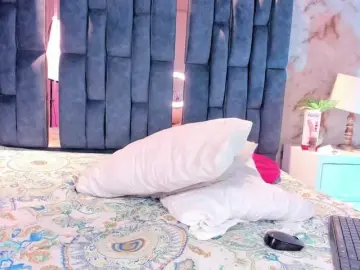 NikkiEvans  live sex cam