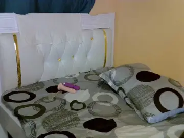PetiteAlluree  live sex cam