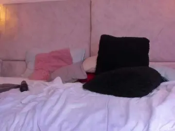 Naomii-  live sex cam