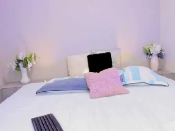 Naomii-  live sex cam