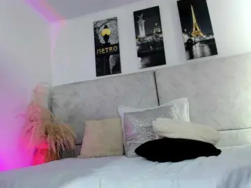 Naomii-  live sex cam