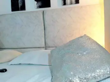 Naomii-  live sex cam