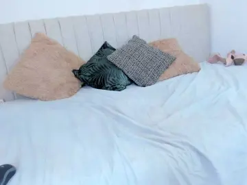 Naomii-  live sex cam
