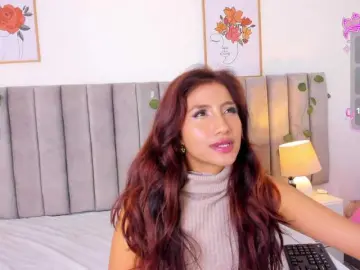Naomii-  live sex cam