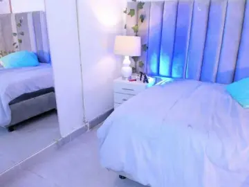 Naomii-  live sex cam