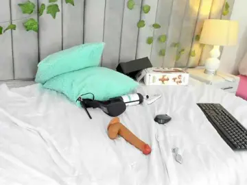 Naomii-  live sex cam