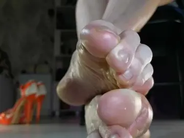 FeetHeelss  live sex cam