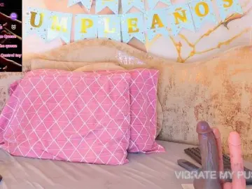 Nylaroyale  live sex cam