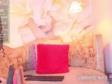 Nylaroyale  live sex cam