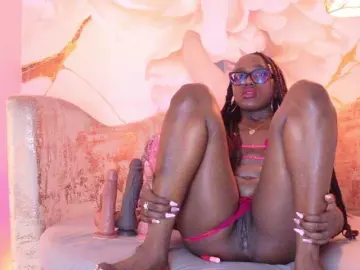 Nylaroyale  live sex cam