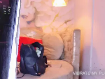 Nylaroyale  live sex cam