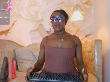 Nylaroyale  live sex cam