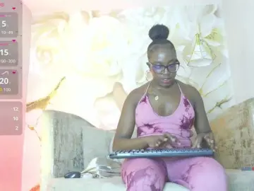 Nylaroyale  live sex cam
