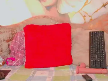 Nylaroyale  live sex cam