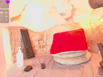 Nylaroyale  live sex cam