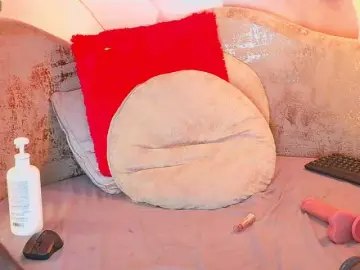 Nylaroyale  live sex cam