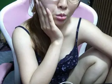 Julia98  live sex cam