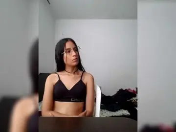 Dannali22  live sex cam
