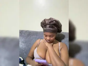 Curvy-maxy9  live sex cam