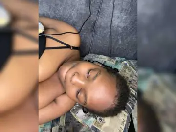 Curvy-maxy9  live sex cam