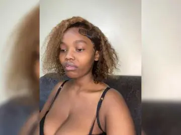 Curvy-maxy9  live sex cam