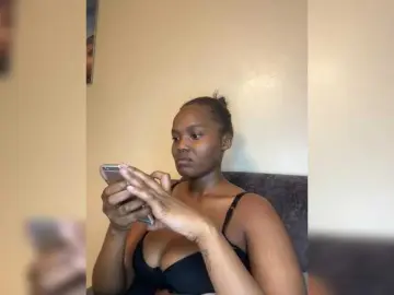 Curvy-maxy9  live sex cam