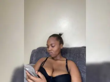 Curvy-maxy9  live sex cam