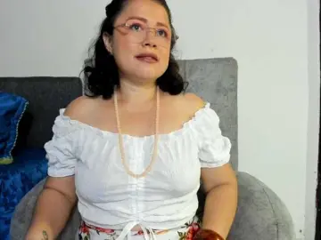 Yessmellie  live sex cam