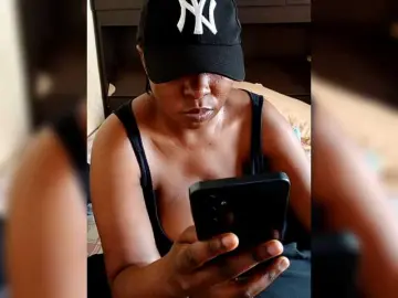 Curveythickqueen  live sex cam