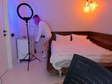 Mnepohuyy  live sex cam