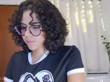 MarilynStone  live sex cam