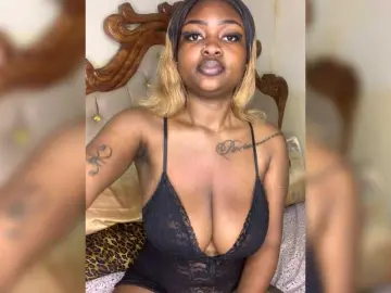 Bustychichi  live sex cam