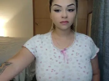 Inocentekitty  live sex cam