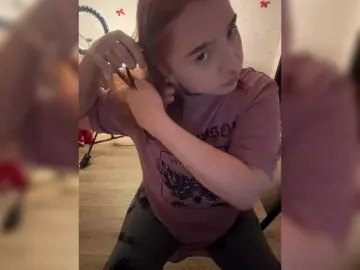 LittleDelora  live sex cam